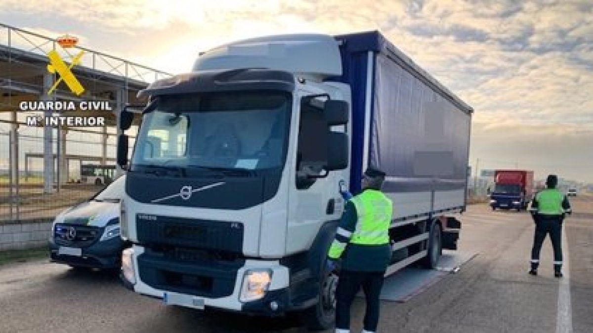 Imagen de archivo de guardias civiles con un camión.