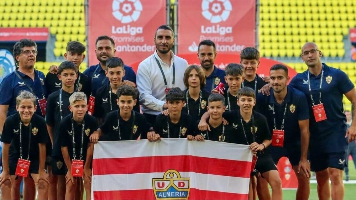 Foto de familia rojiblanca en un magnífico escenario como La Cerámica.