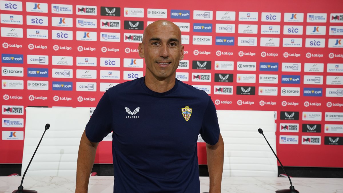 Zeus en la sala de prensa del Estadio Mediterráneo.