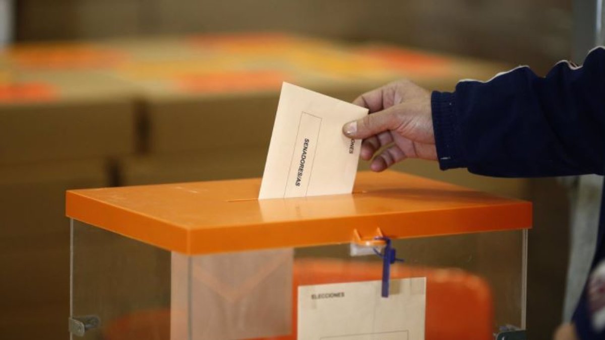 Imagen de archivo de una persona votando en elecciones.