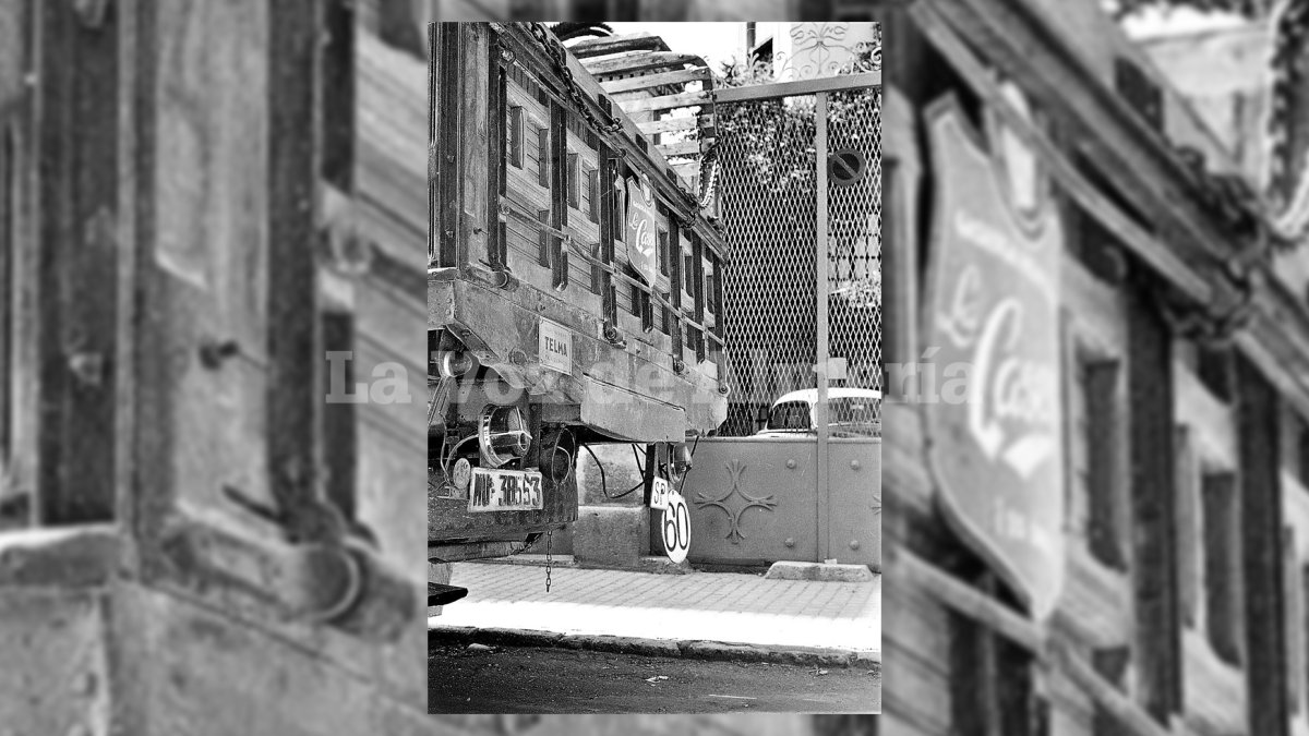 El primitivo camión de la gaseosa La Casera, parado en la esquina de Santa Rita, junto a la puerta del chalet del gitano.