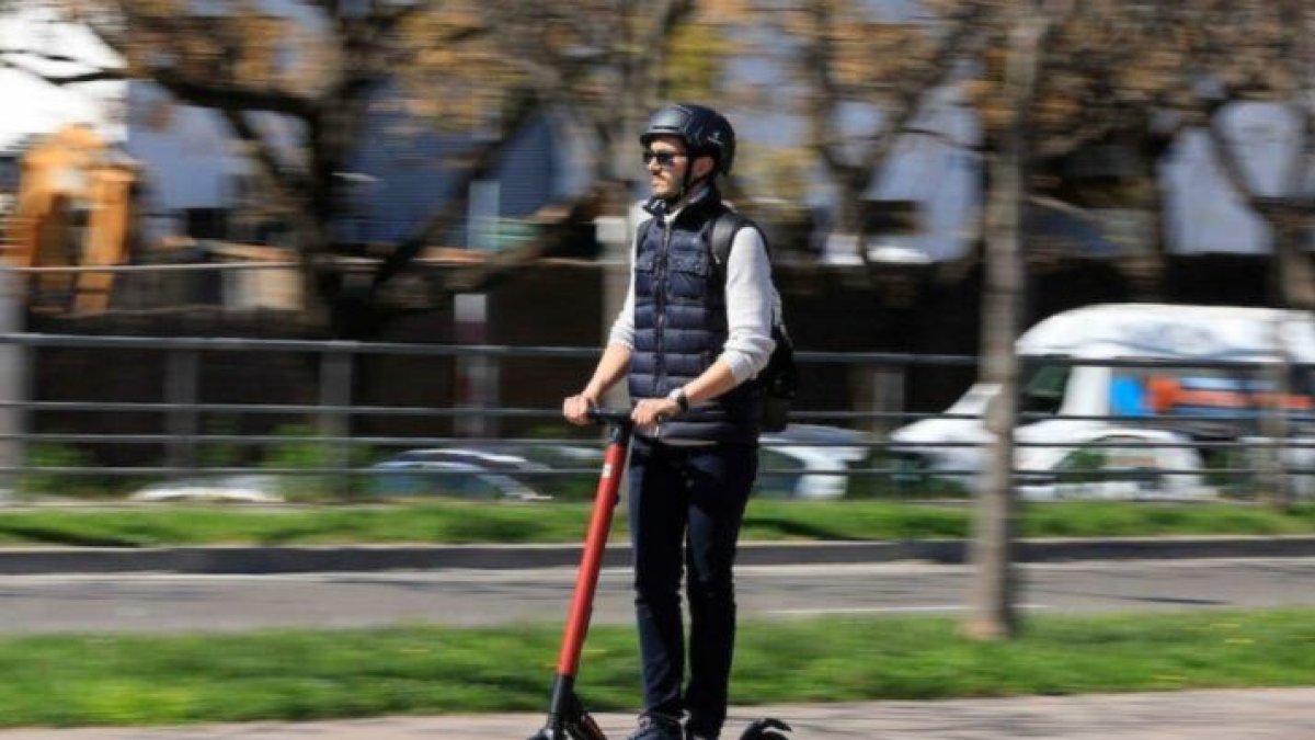 Un usuario de patinete eléctrico.