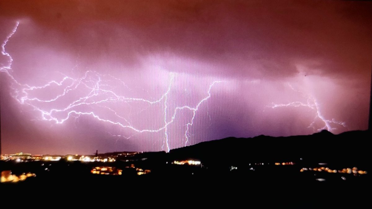 Una imagen de los rayos \'nube-tierra, registrados en la madrugada del domingo