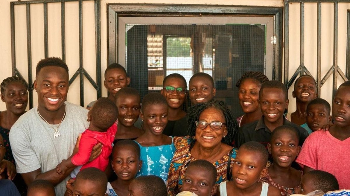 Arvin Appiah con los niños y niñas de Caring Homes Village en Ghana.