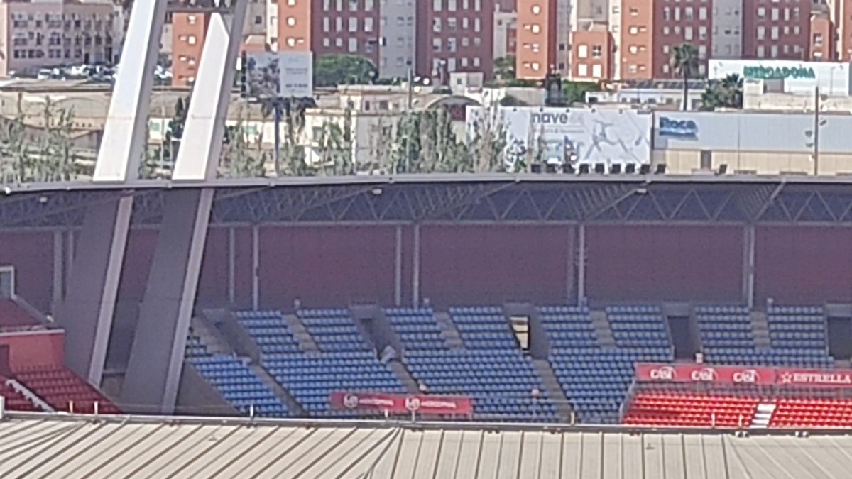 Así estaba el Fondo Norte del Estadio Mediterráneo este martes a las 17:20 horas.