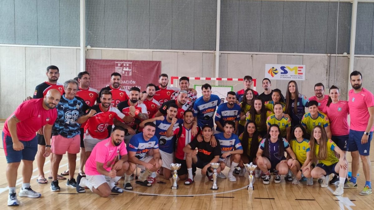 Los tres campeones posan unidos.