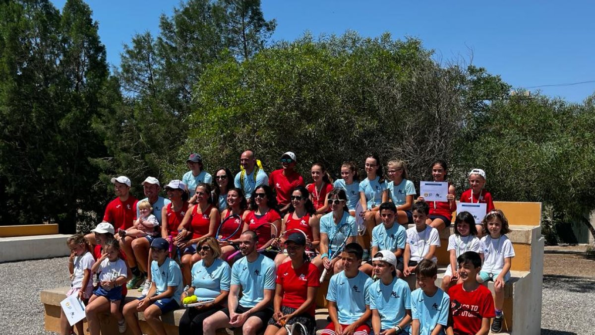 Los alumnos de la Escuela posan tras la fiesta fin de curso.