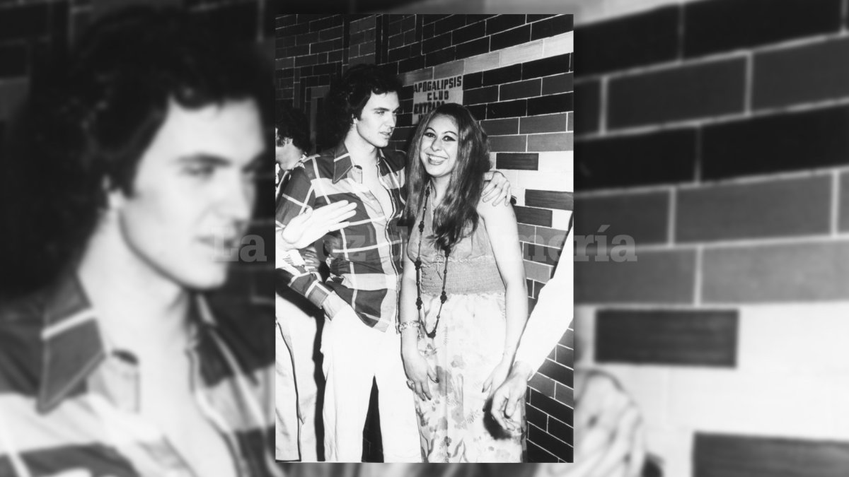 El cantante Camilo Sesto con una admiradora en la entrada de la discoteca Apocalipsis Club de Aguadulce en julio de 1973.
