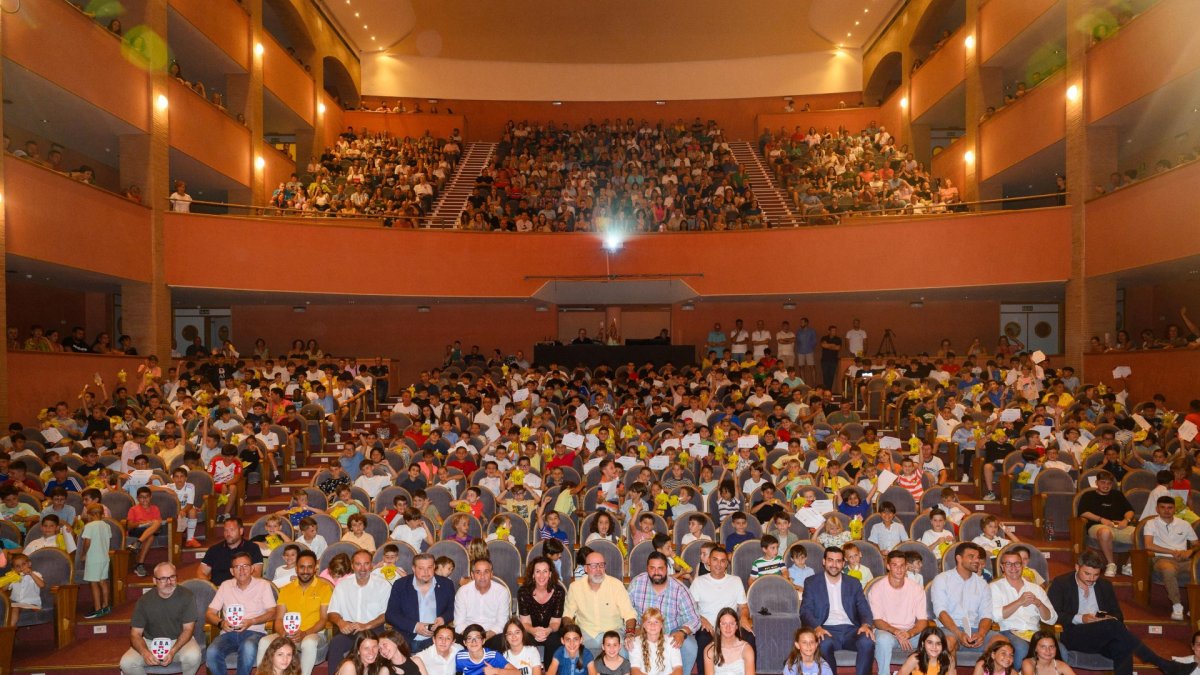 La gran familia de la Escuela EDA en el Maestro Padilla.