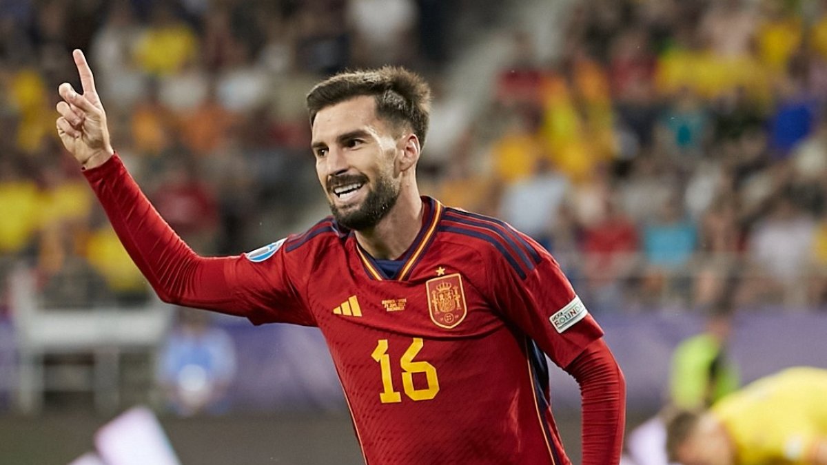 Álex Baena celebrando el gol que encarrilaba la victoria contra Rumanía.