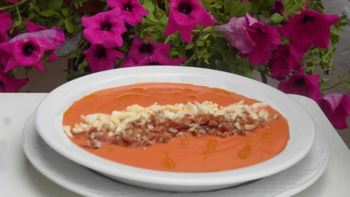 Un plato de salmorejo.