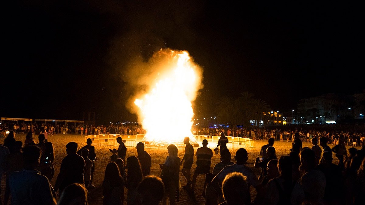 Celebración de la noche de San Juan en Garrucha años atrás.