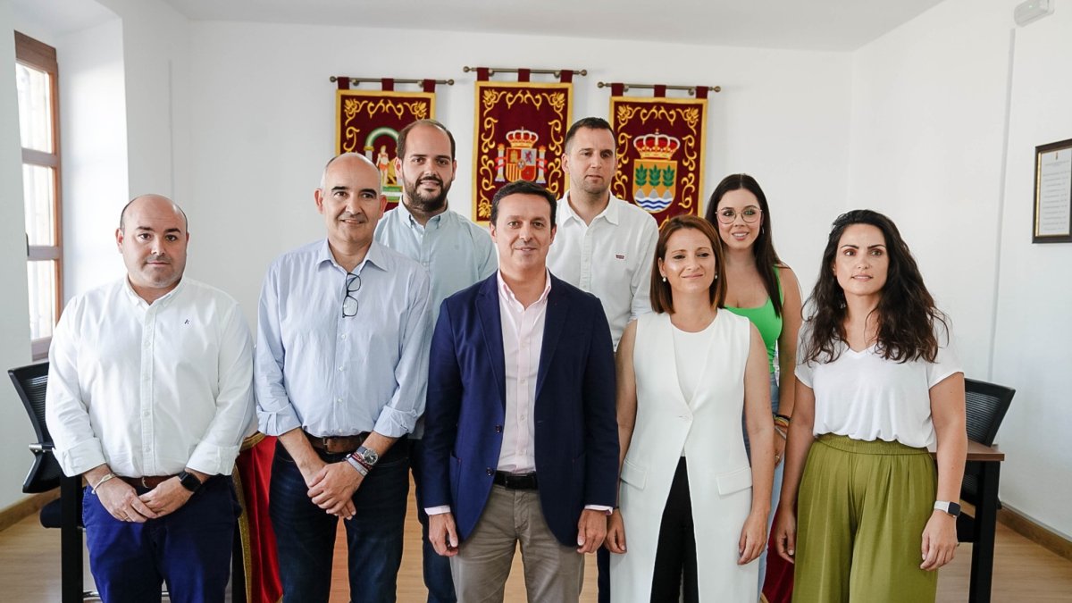 Concejales del Gobierno municipal albojense con el presidente de Diputación.