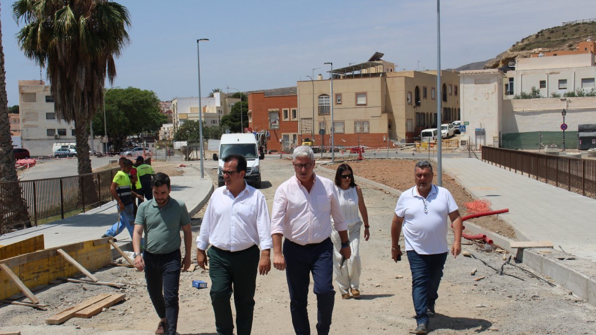 El alcalde de Huércal, Ismael Torres, y el diputado de Fomento, Antonio J. Rodríguez, en el puente de Viator.
