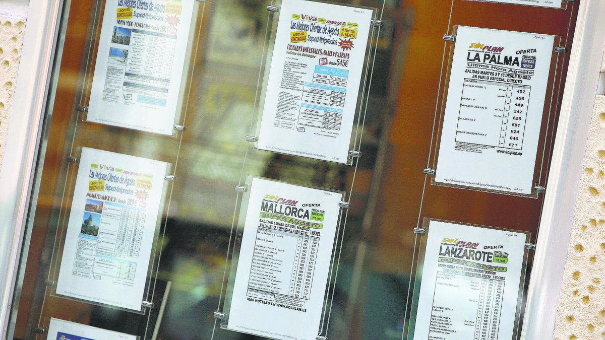 Ofertas de viajes en una agencia de Almería.