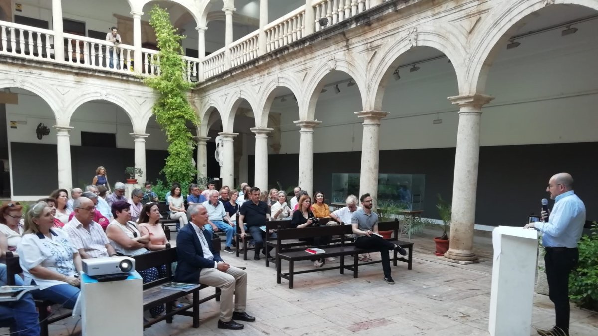 El claustro de la Escuela de Arte albergó la presentación de la Revista Velezana.