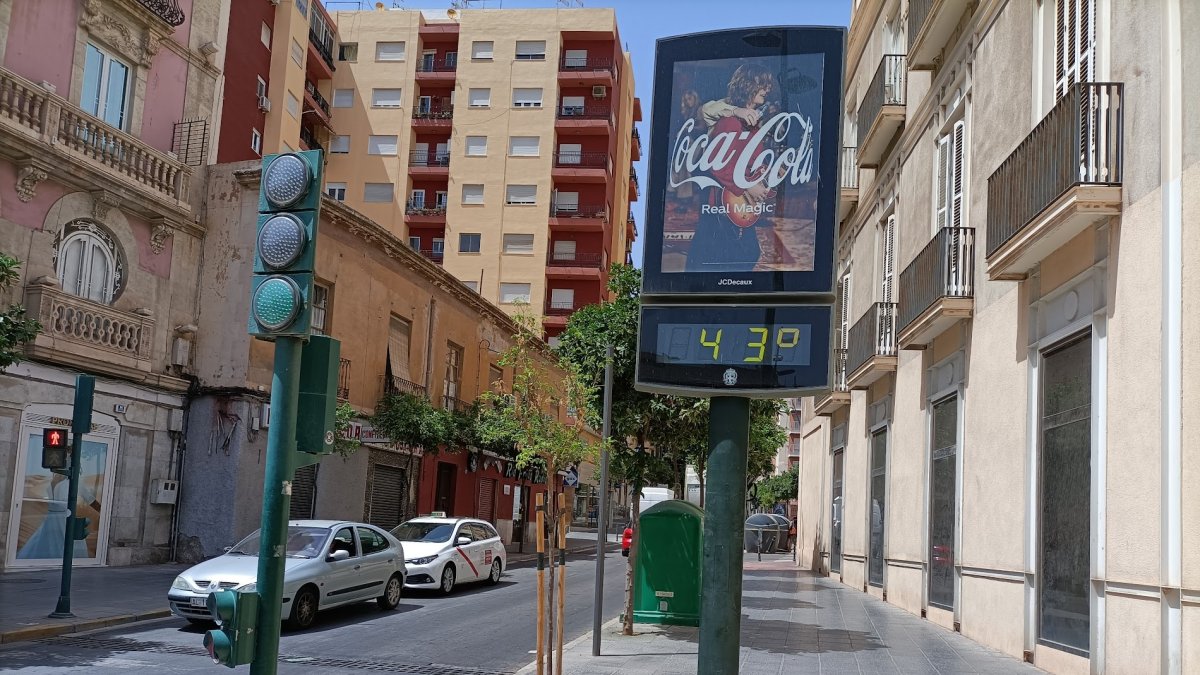 Un termómetro de la capital en un día de calor.