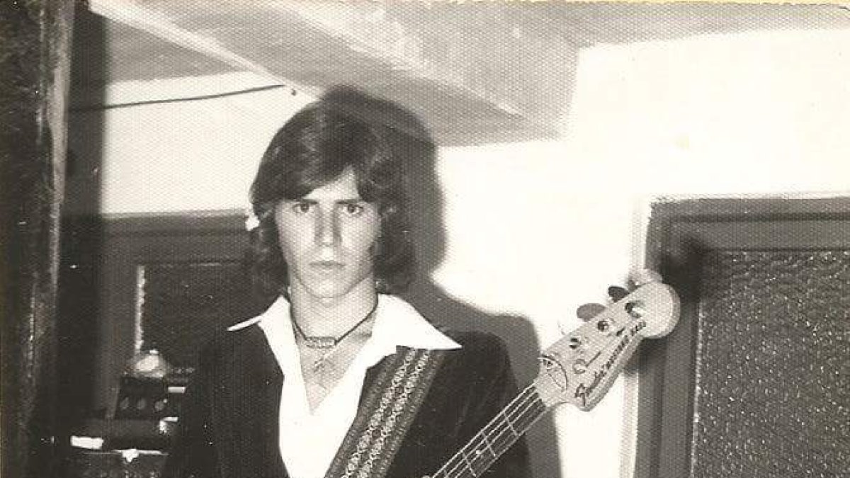 \'El Ñito\' con su guitarra en una actuación con Los Pájaros Verdes.