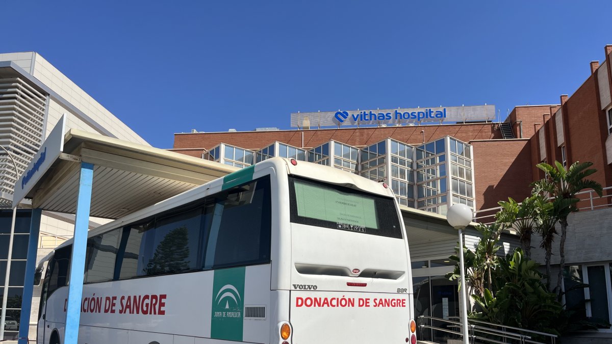 El autobús se encontraba a la entrada del Hospital Vithas de Almería