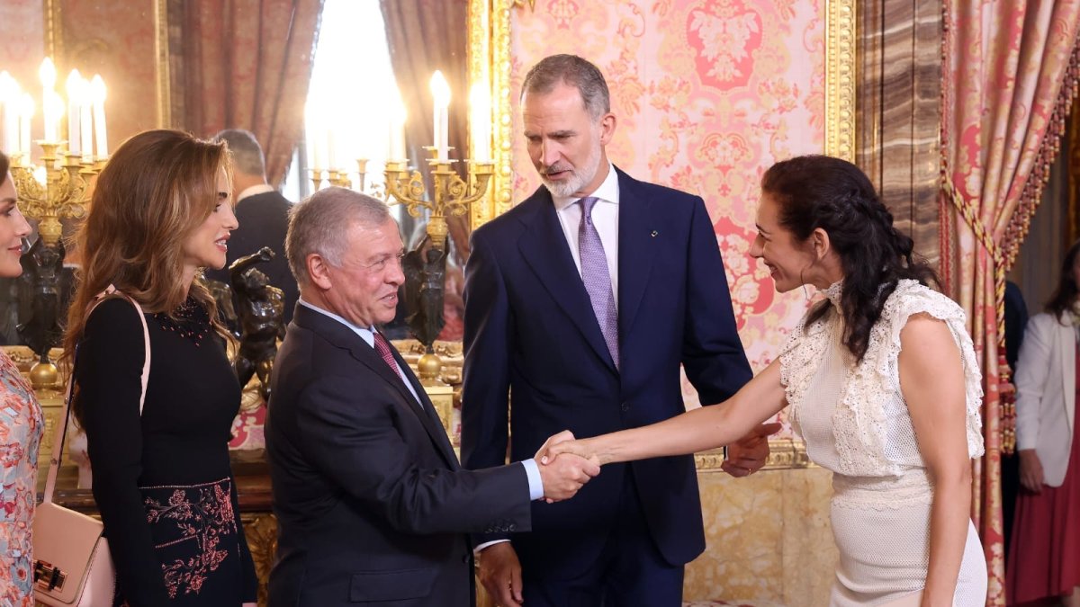 La bailaora almeriense Anabel Veloso saludando el rey Abdalá de Jordania en el Palacio Real.