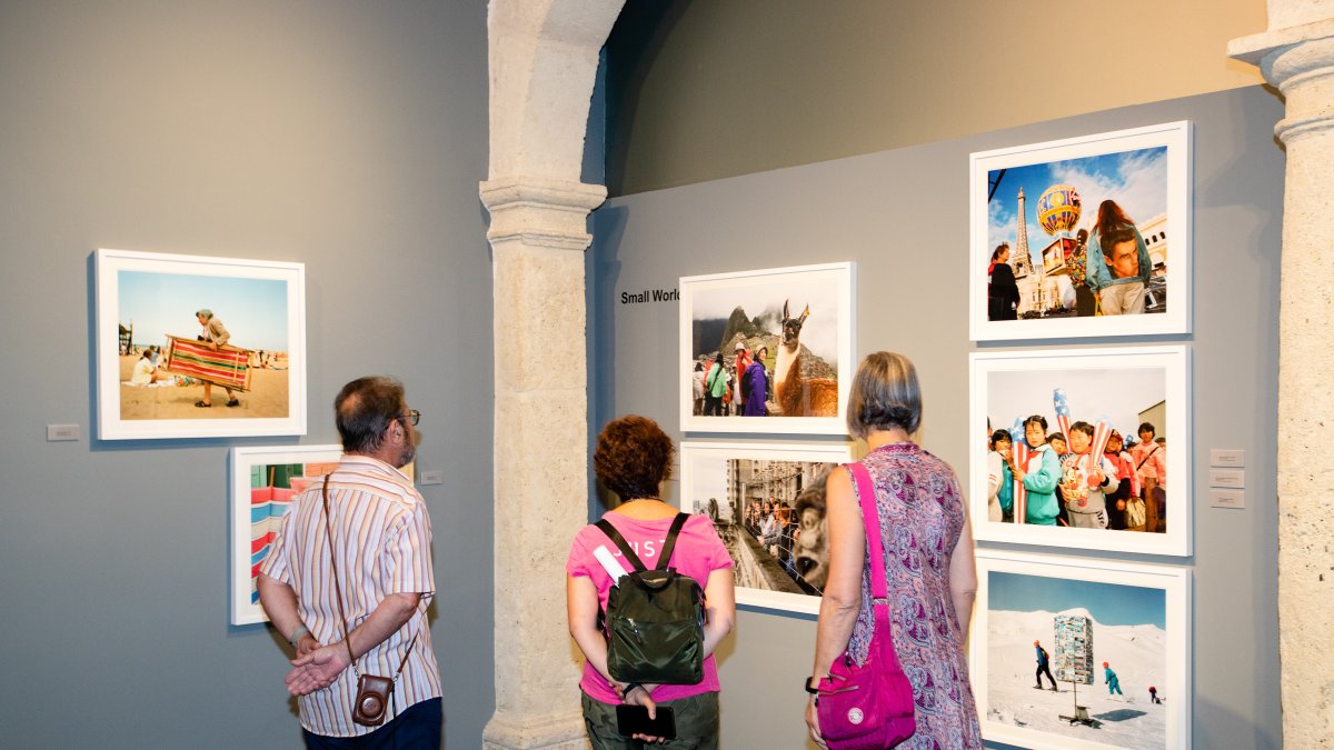 Visitantes a la nueva exposición que acoge el CAF hasta octubre.