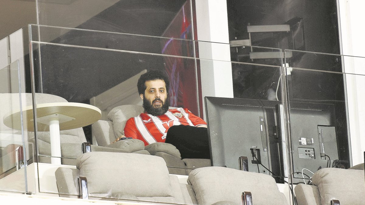 Turki Al-Sheikh en su palco privado del Mediterráneo viendo el Almería-Osasuna.