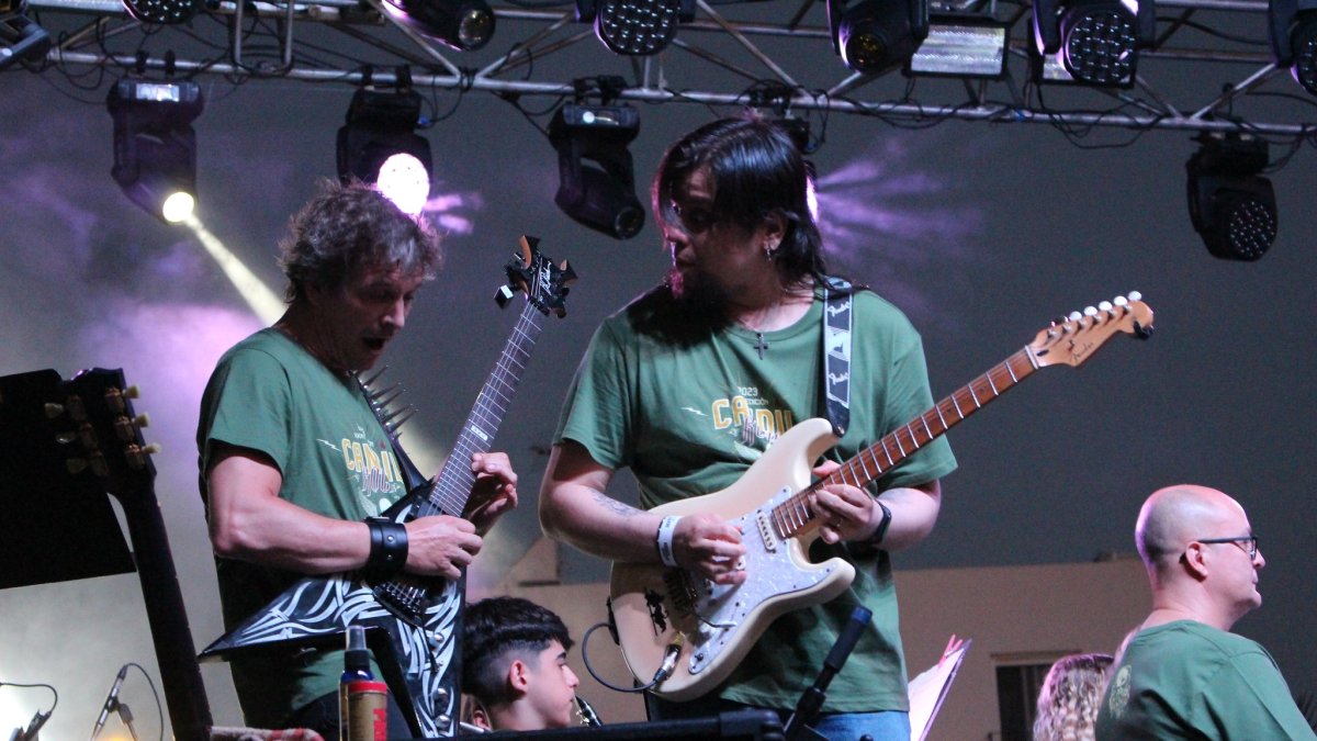 La Banda Sinfónica de Huércal hizo un repaso por algunas de las grandes canciones de la historia del Candil Rock.