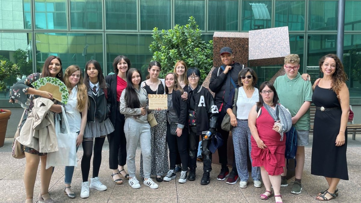 María del Mar, a la izquierda, con otras profesoras y alumnos participantes en el corto.