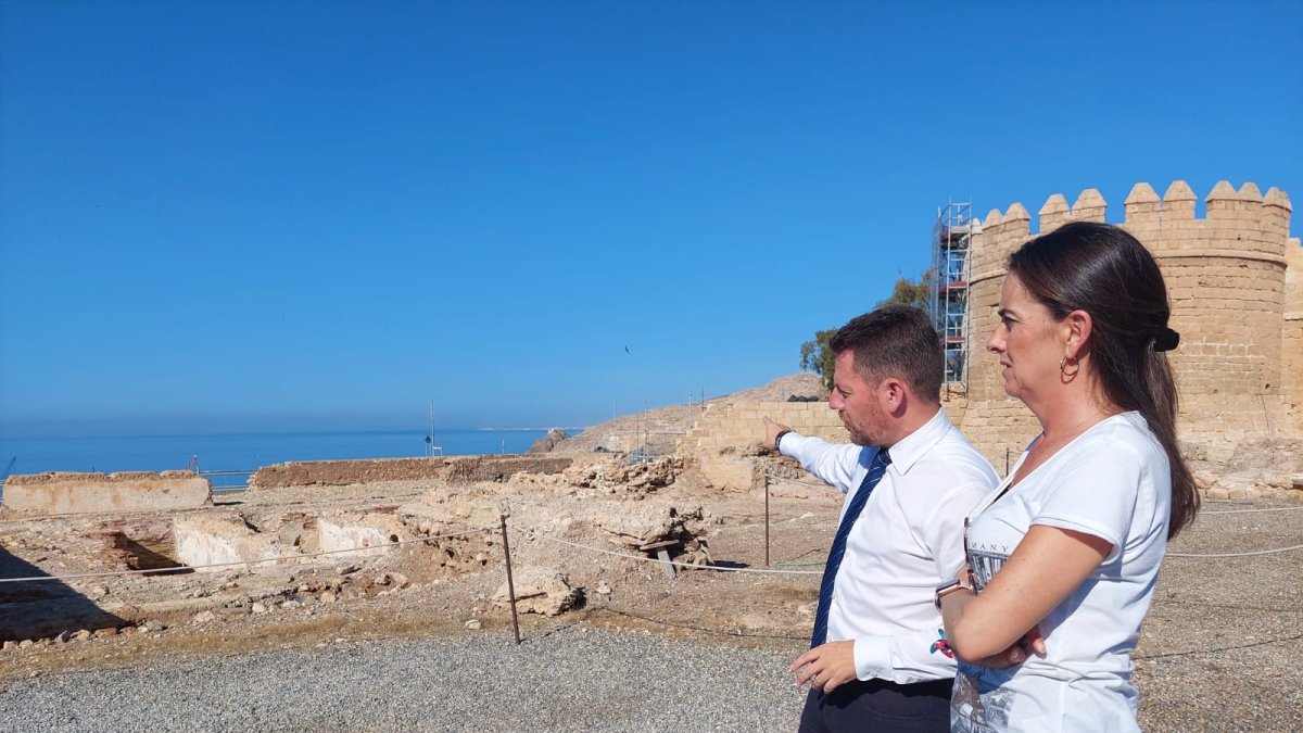 La delegada de la Junta en Almería, Aránzazu Martín, visita la Alcazaba con el delegado de Turismo, Cultura y Deporte, José Vélez