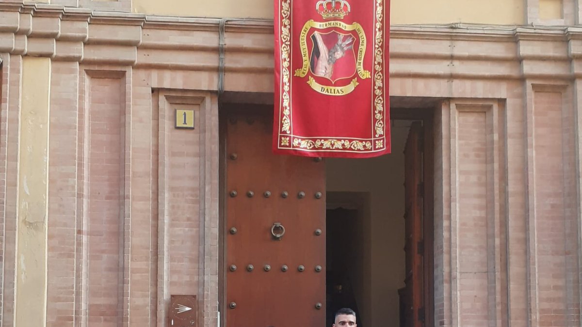 Foto de familia ante la recién instalada placa que marca el inicio del camino hacia Dalías.