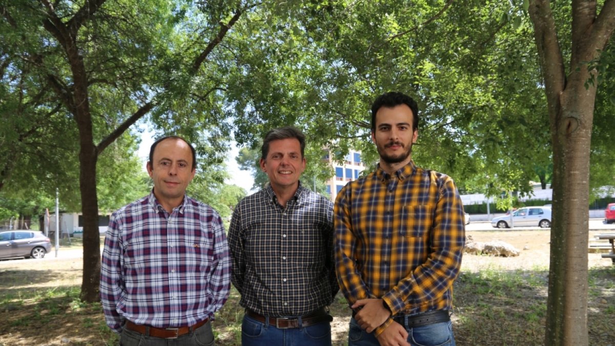 De izquierda a derecha, los investigadores de DAUCO Emilio Camacho, Juan Antonio Rodríguez y Rafael González.