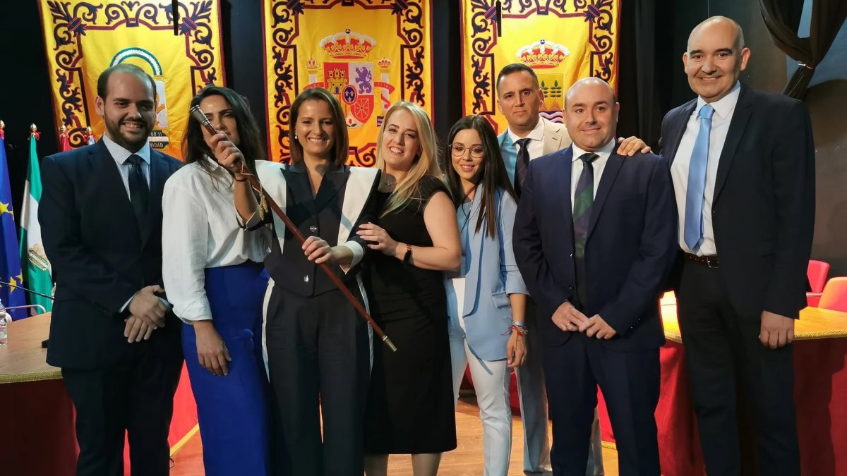 La alcaldesa y concejales del nuevo Gobierno municipal tras la investidura.