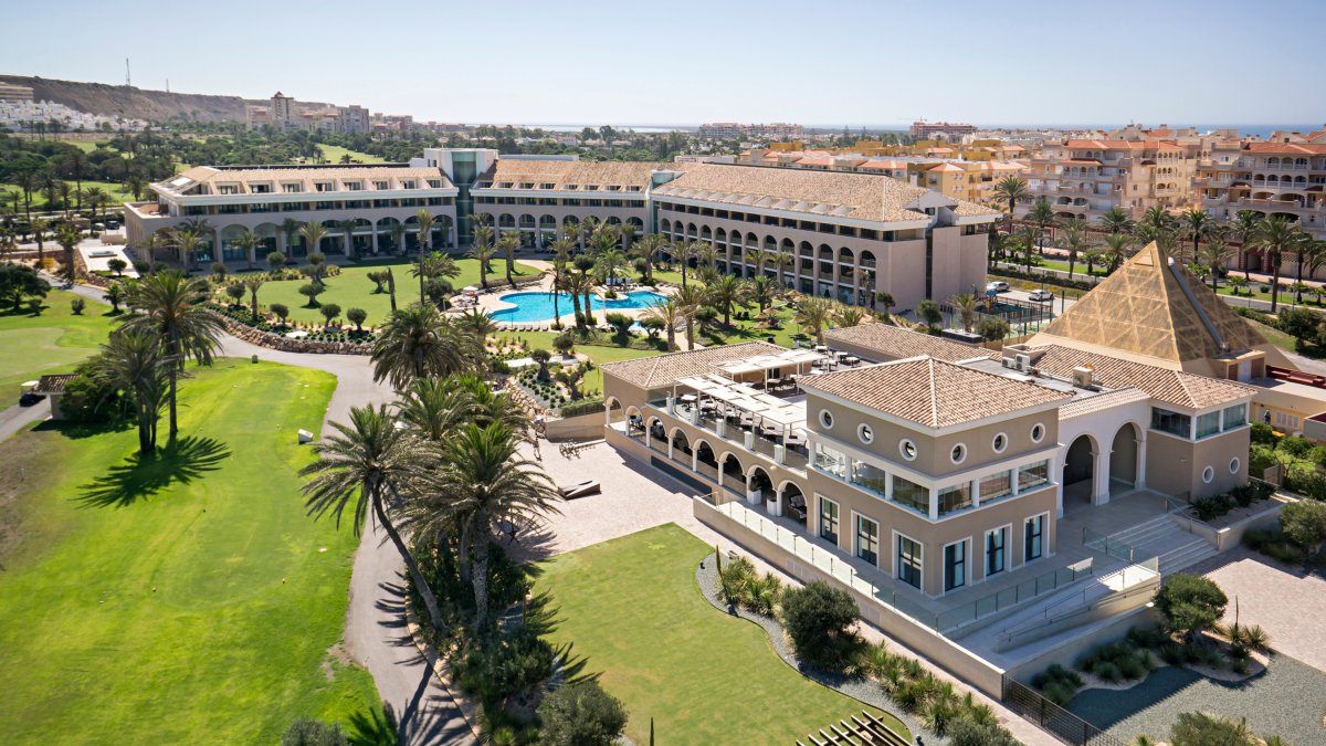 Instalaciones del Hotel AR Golf Almerimar en la costa de El Ejido