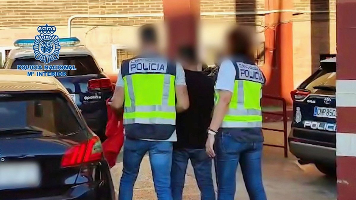 Dos agentes de Policía Nacional con el detenido.