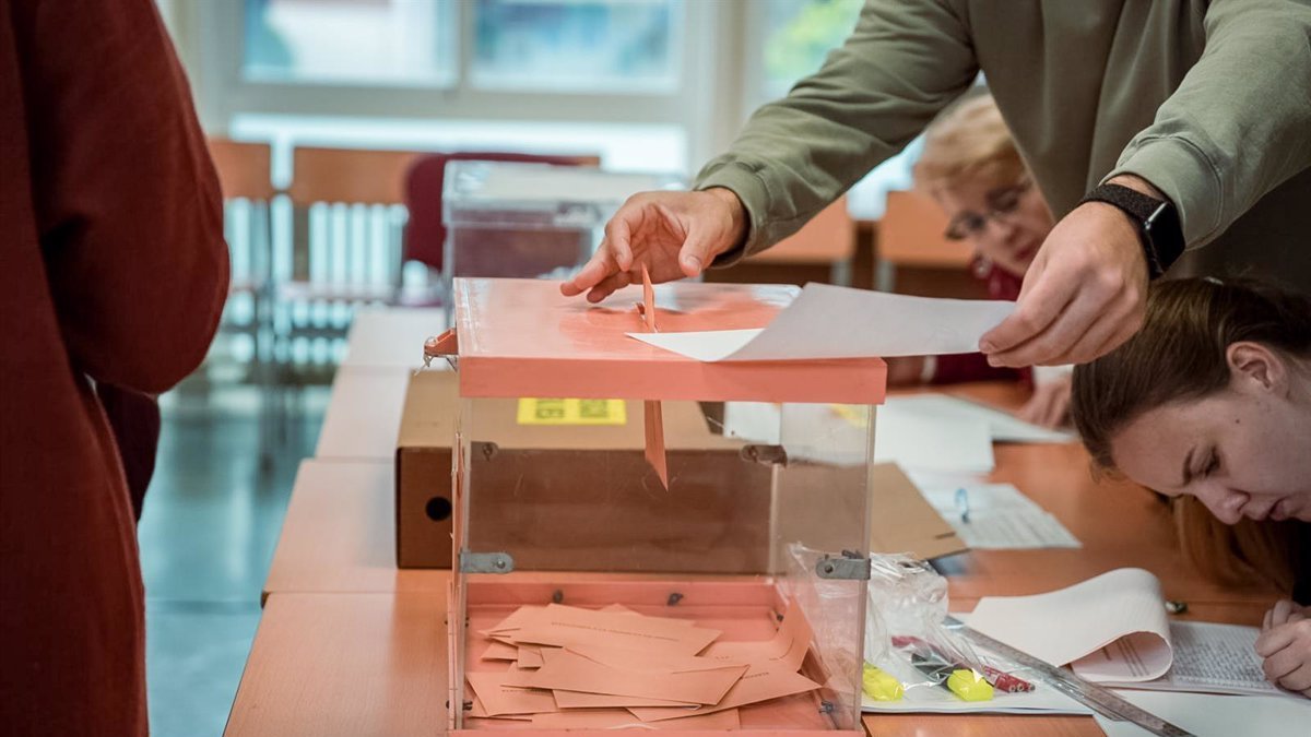 Las elecciones generales llegan en pleno verano.