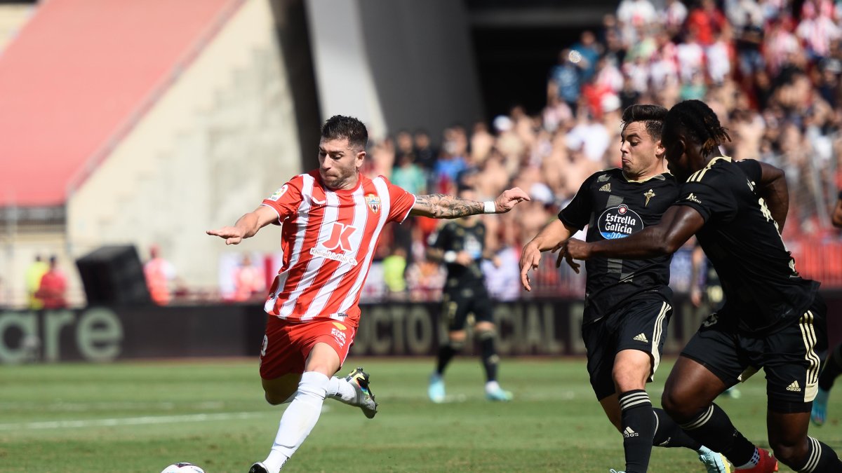 Embarba en el Almería-Celta en el Estadio de los Juegos Mediterráneos.