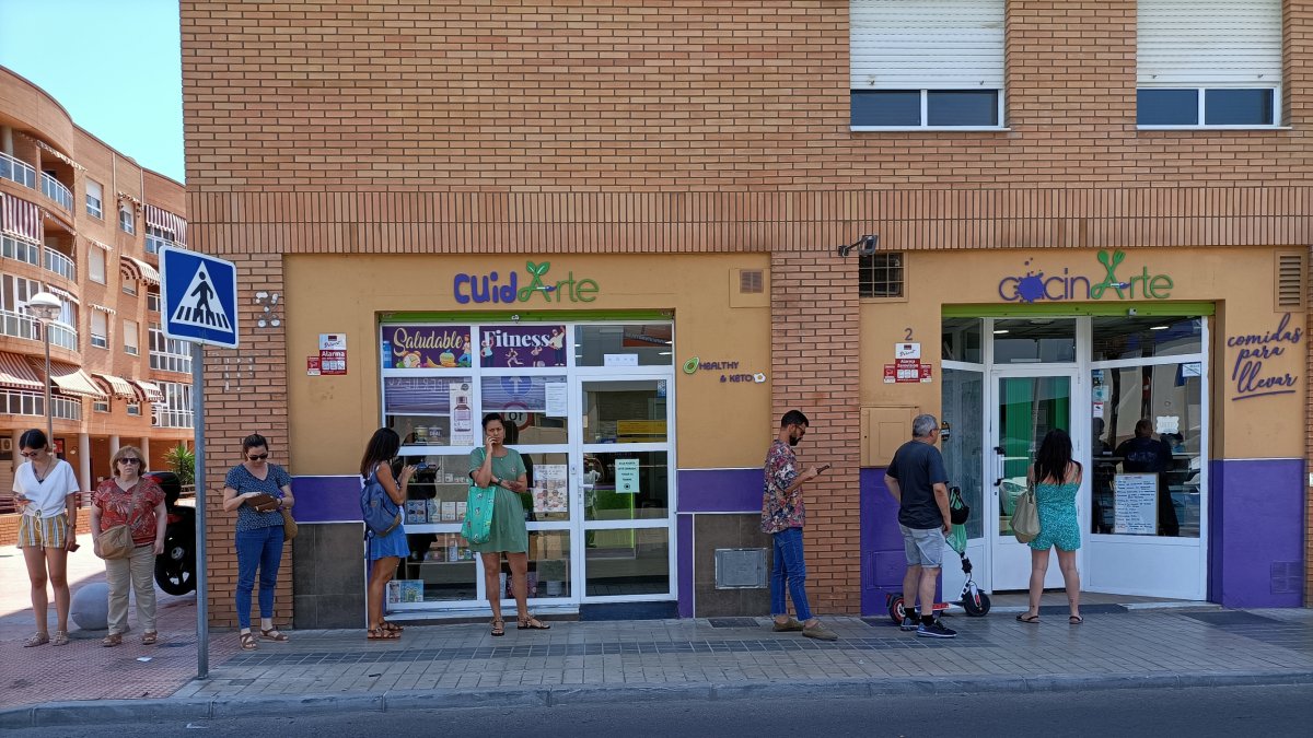 Cada día se forman colas para comprar el menú diario en establecimientos como, en este caso, Cocinarte.
