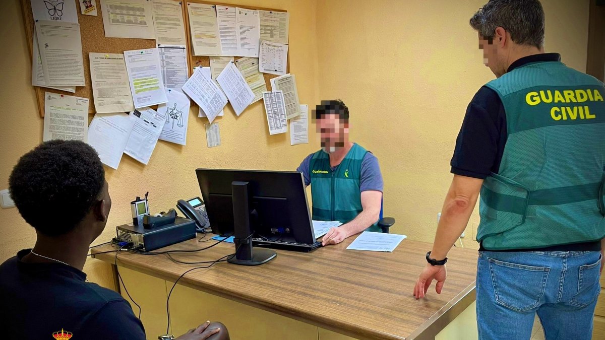 El detenido, con dos agentes de la Guardia Civil.