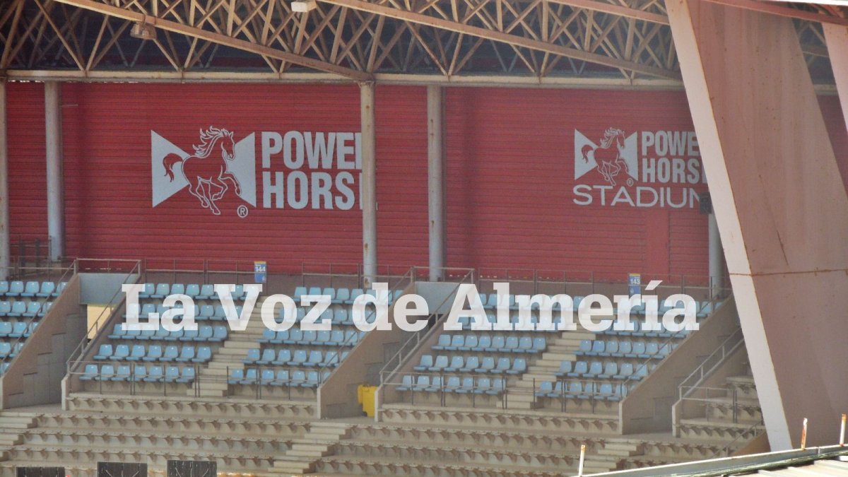 Zona del Fondo Norte del Estadio de los Juegos Mediterráneos donde se han retirado asientos azules.