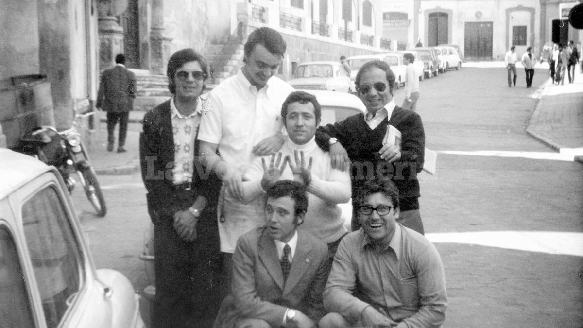 Leo el del Puga con un grupo de clientes en la calle Jovellanos. Se pueden ver los carteles de el bar el Paso y arriba, el de la bodega la Urcitana.