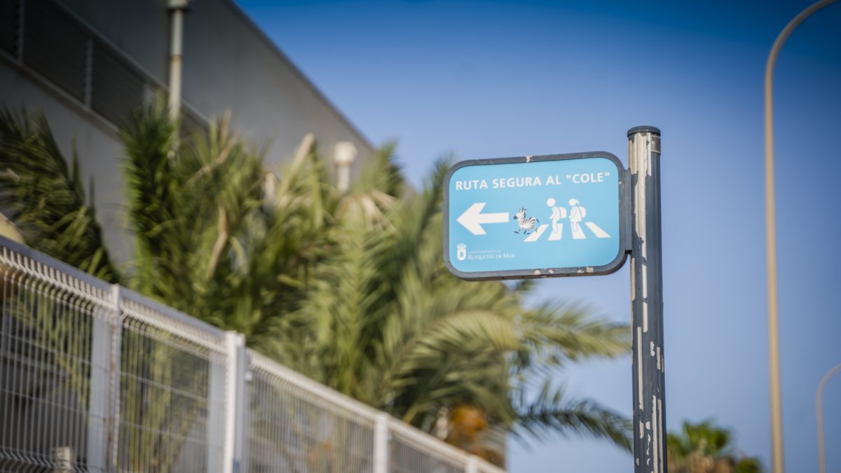 Señalización de ruta escolar segura.