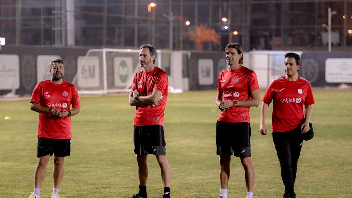 Vicente Moreno con su cuerpo técnico en la etapa en Arabia Saudí.