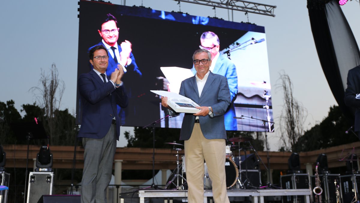Gabriel Martín Cuenca, tras pronunciar el pregón junto al alcalde ejidense, Francisco Góngora.