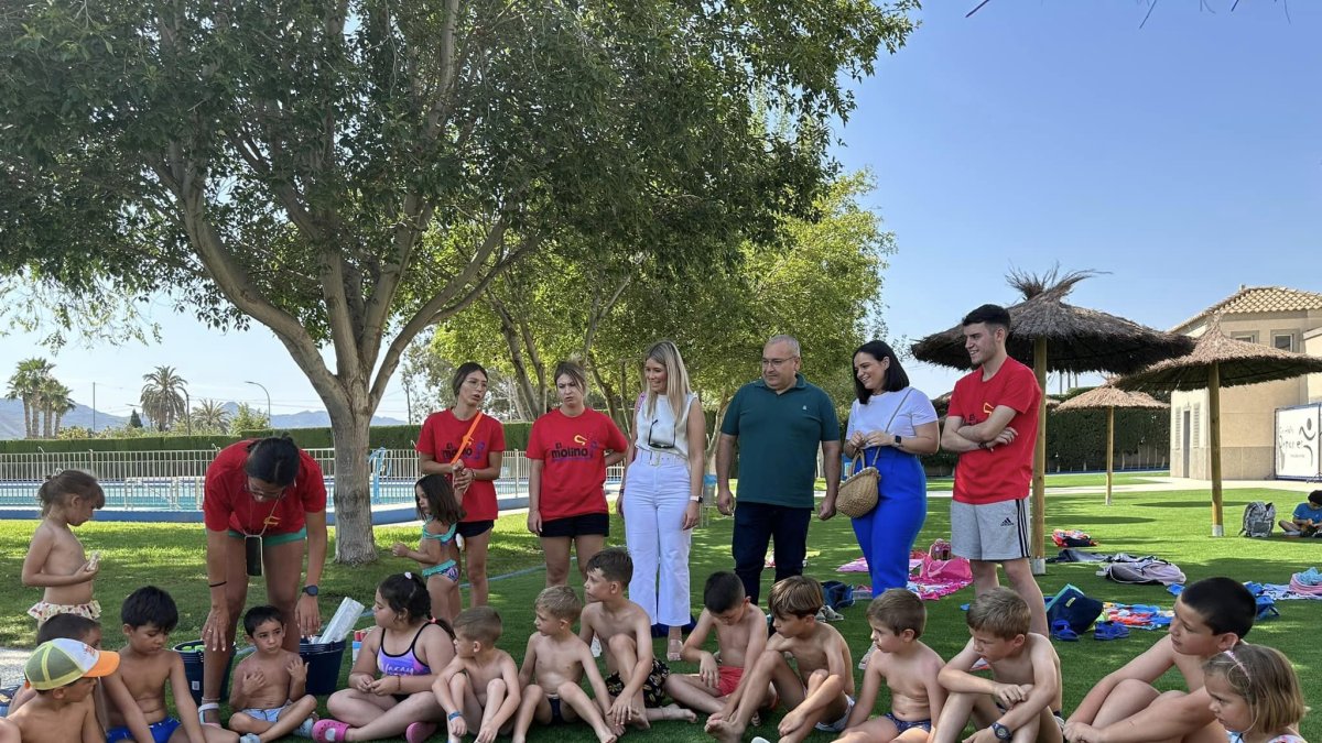 Autoridades y responsables de la Escuela de Verano de Huércal-Overa en el inicio de esta.