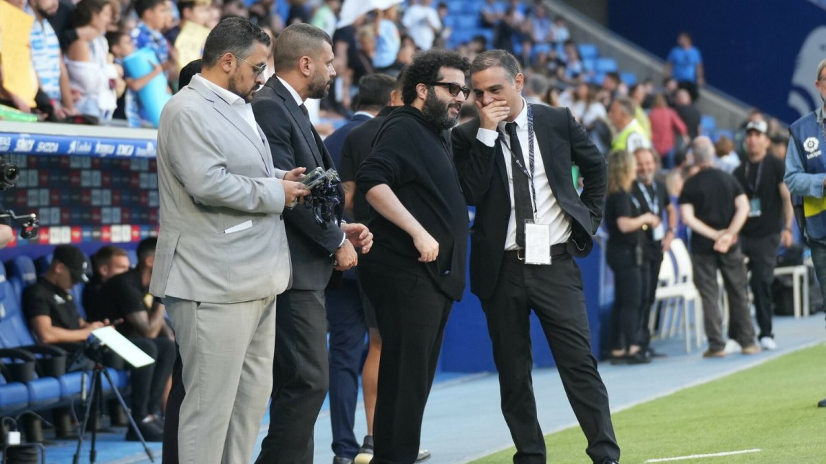 Joao habla con Turki antes del Espanyol-Almería en el RCDE Stadium.