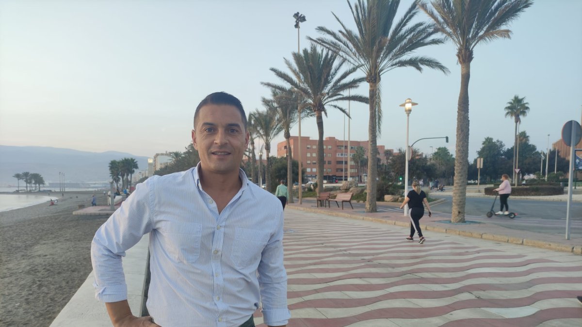 Francisco, con LA VOZ y Cadena SER, en el Paseo Marítimo de su querida Almería.