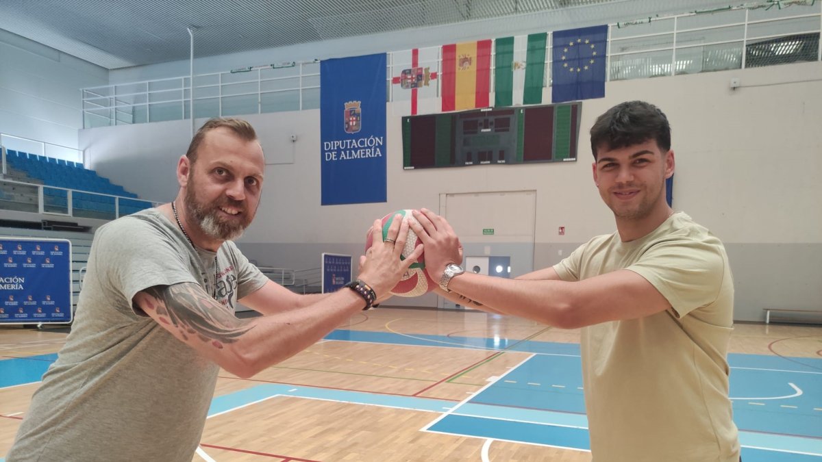 Carreño entrenador y Carreño jugador posan con un balón en el Pabellón Moisés Ruiz.