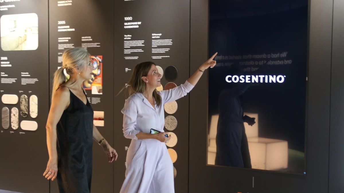 Patricia del Pozo y Pilar Martínez-Cosentino, este viernes en las instalaciones de la empresa almeriense en Cantoria.