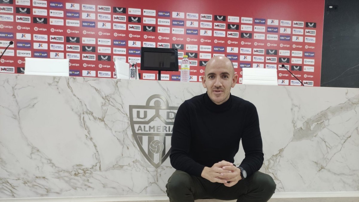 Gabriel Fernández Pacheco con LA VOZ en la sala de prensa del Estadio de los Juegos Mediterráneos en 2022.
