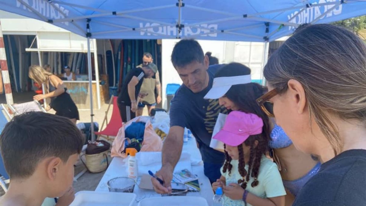 Clasificando los residuos. Foto de Decathlon y publicada por Serbal.